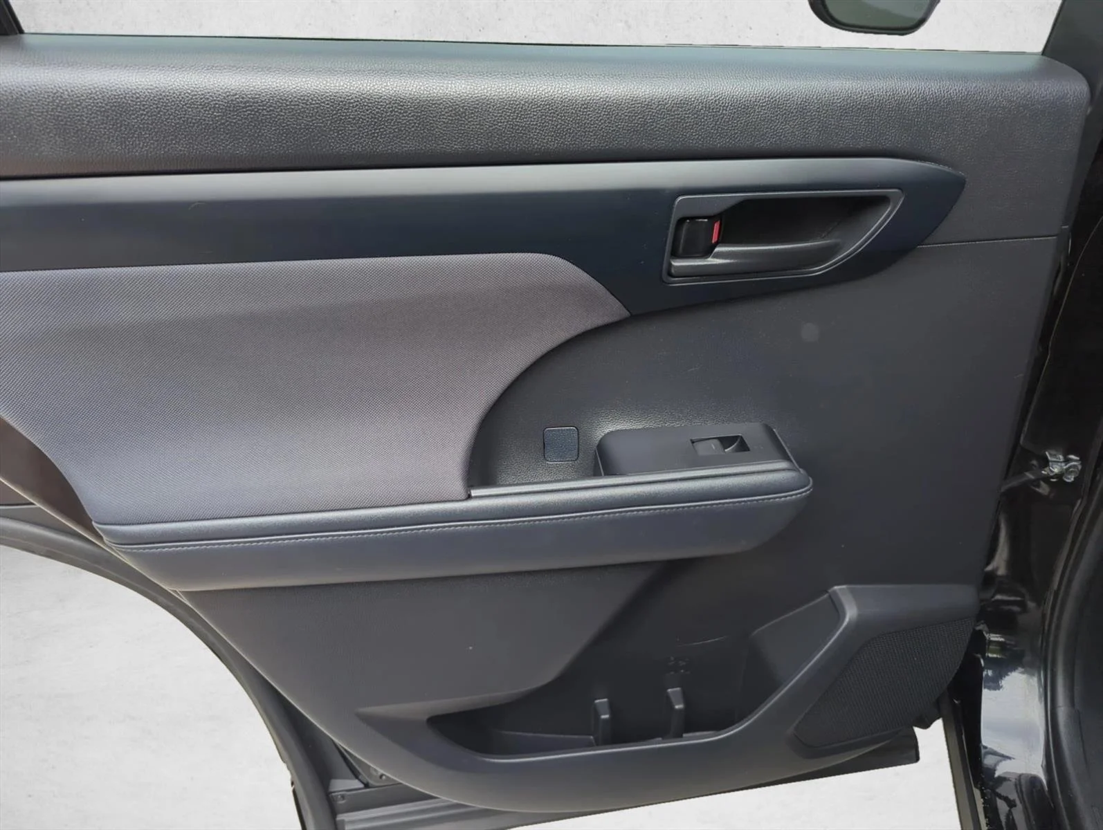 Used 2021 Midnight Black Metallic Toyota LE image 11