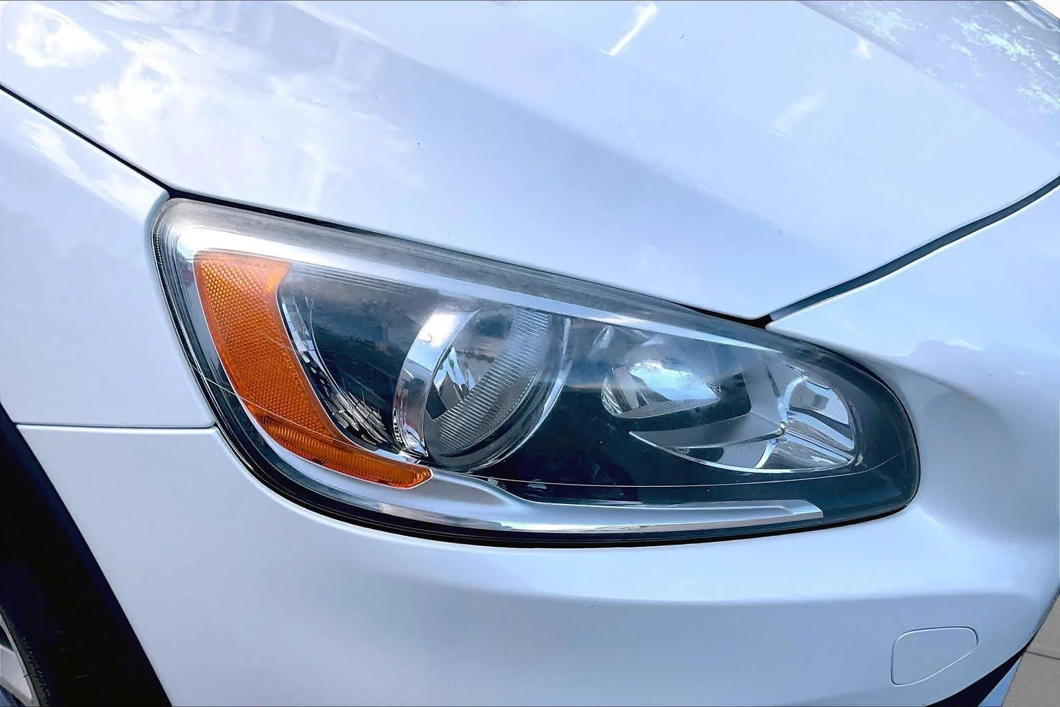 Used 2018 Crystal White Pearl Metallic Volvo  image 26