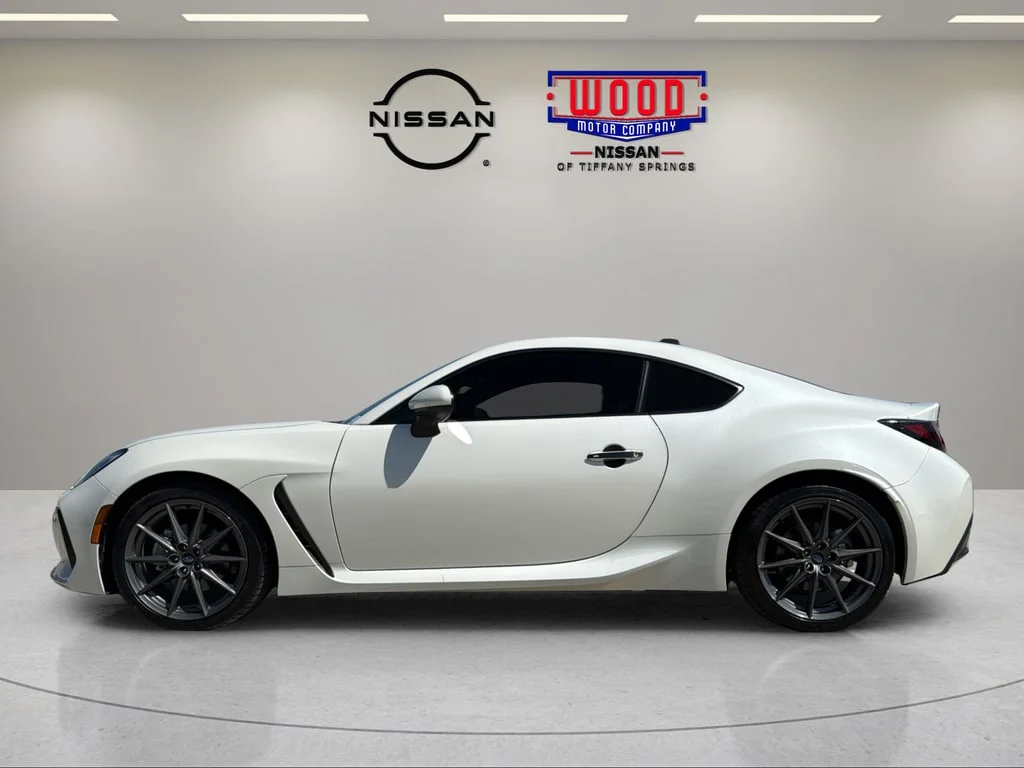 Used 2024 Crystal White Pearl Subaru Limited image 5