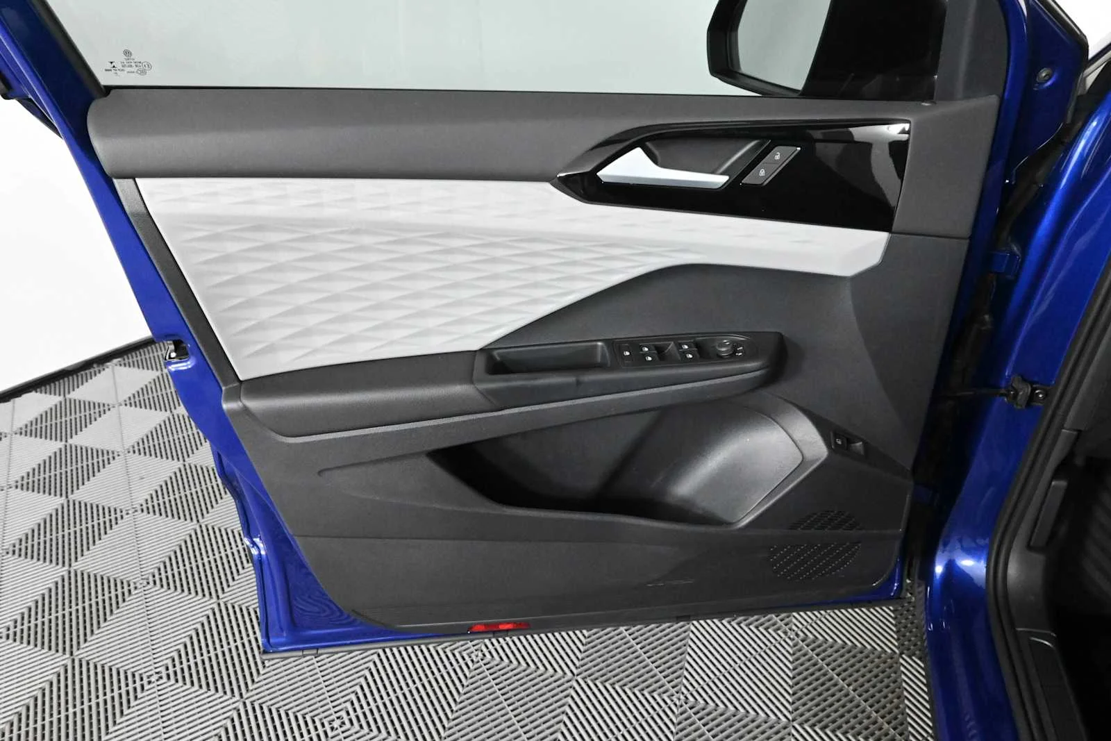 Used 2022 Dusk Blue Metallic Volkswagen S image 16