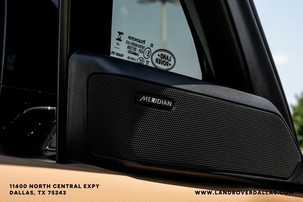 New 2026 Santorini Black Metallic Land Rover SE image 42