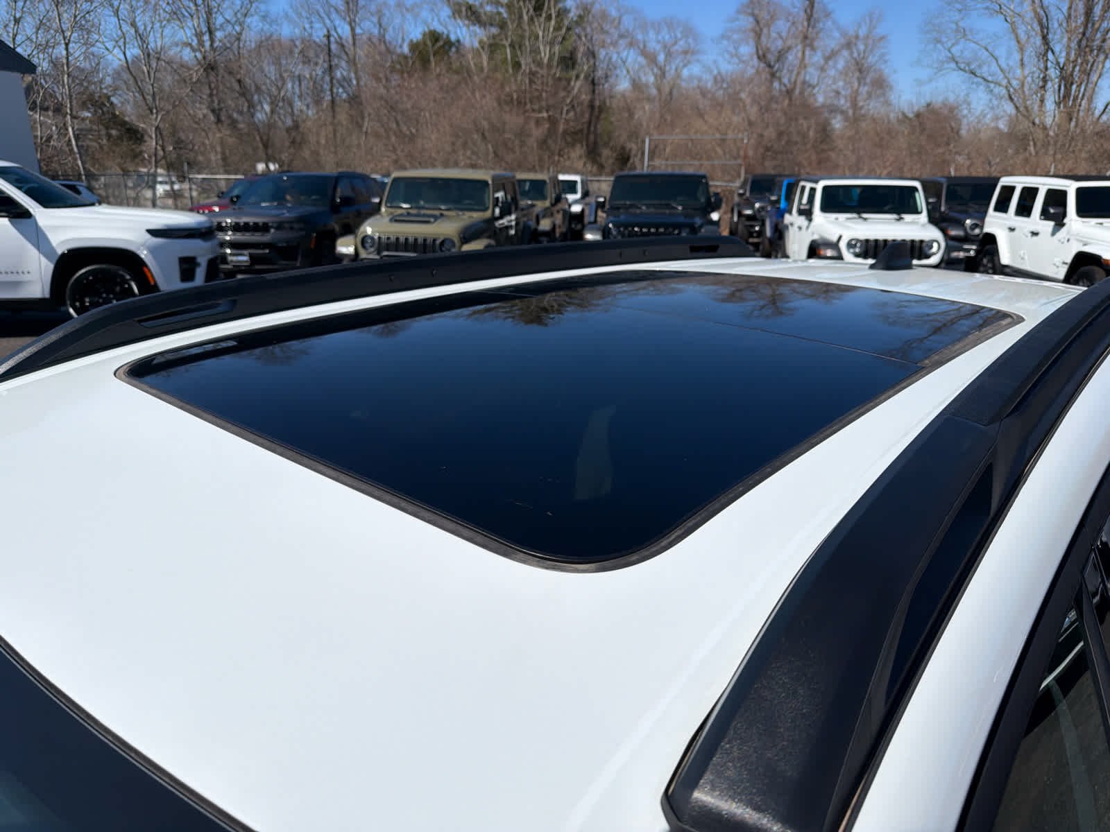 New 2026 Bright White Clear-Coat Exterior Paint Jeep Limited image 28
