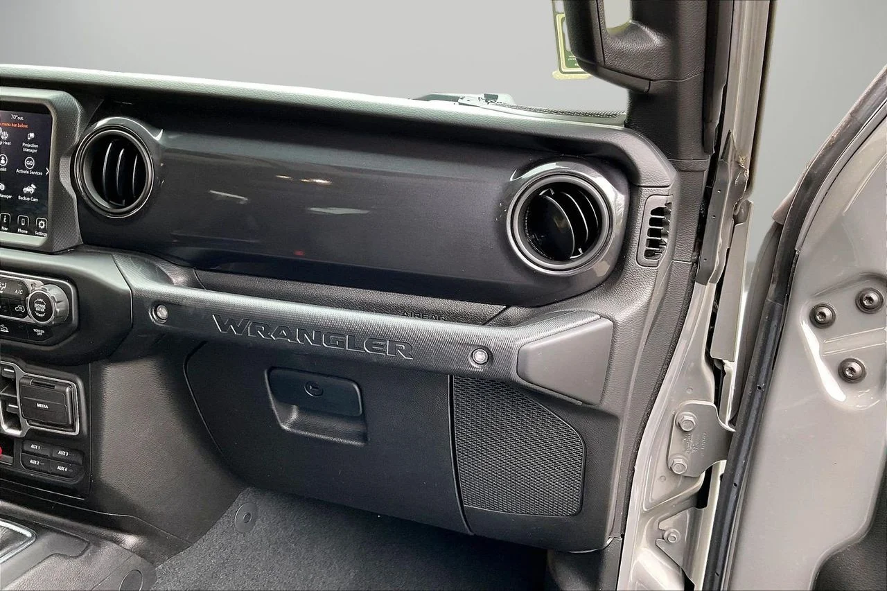 Used 2022 Gray Jeep Sport Altitude image 21