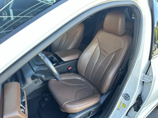 Used 2023 White Lincoln Reserve image 12