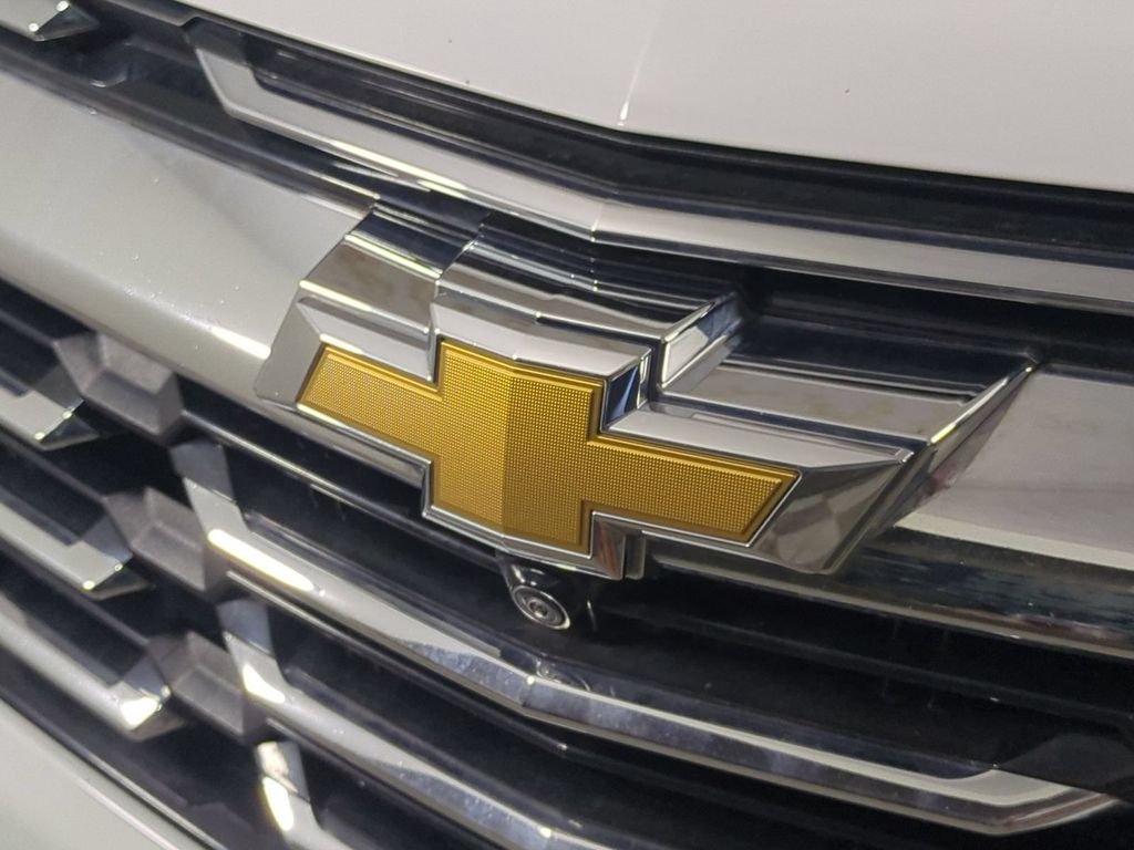 Used 2025 White Chevrolet LT image 13