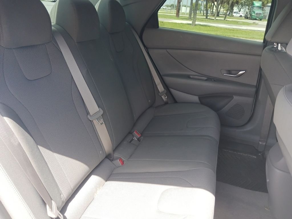 2025 Hyundai Elantra SE - Photo 18