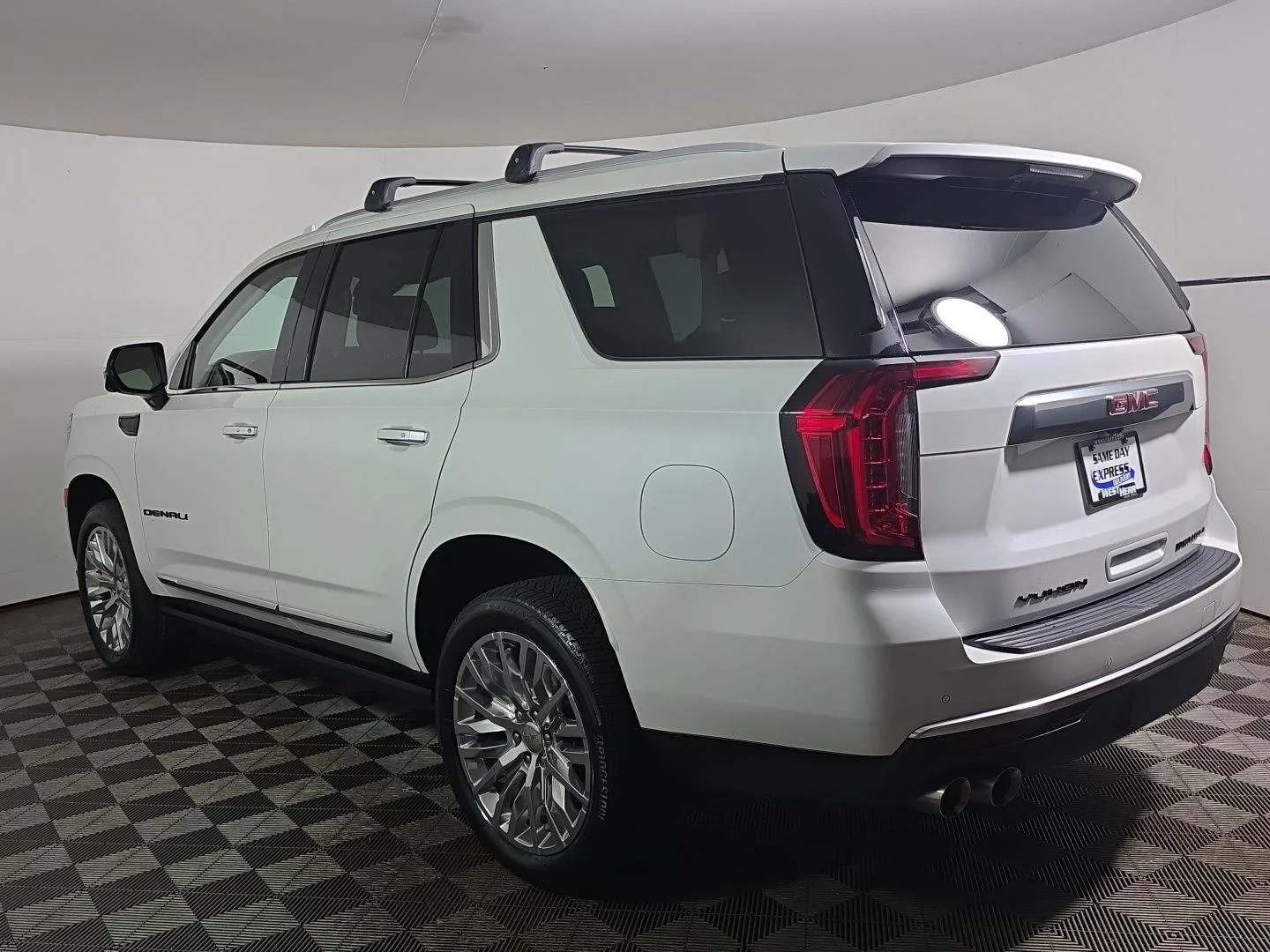 Used 2024 White Frost Tricoat GMC Denali image 12