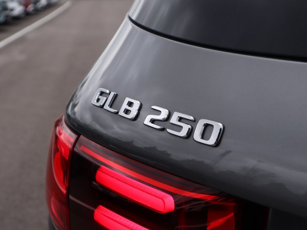 Used 2026 Mountain Grey Metallic Mercedes-Benz GLB 250 image 9