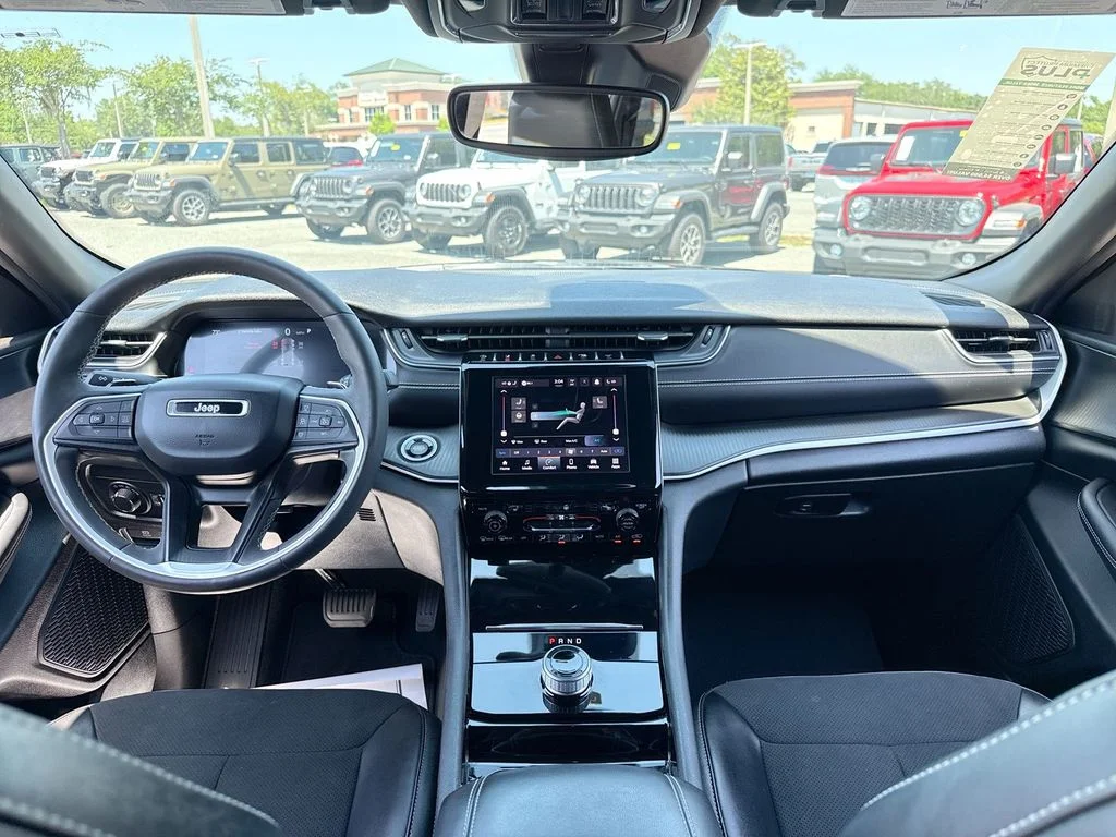 Used 2023 Diamond Black Jeep Altitude X image 27