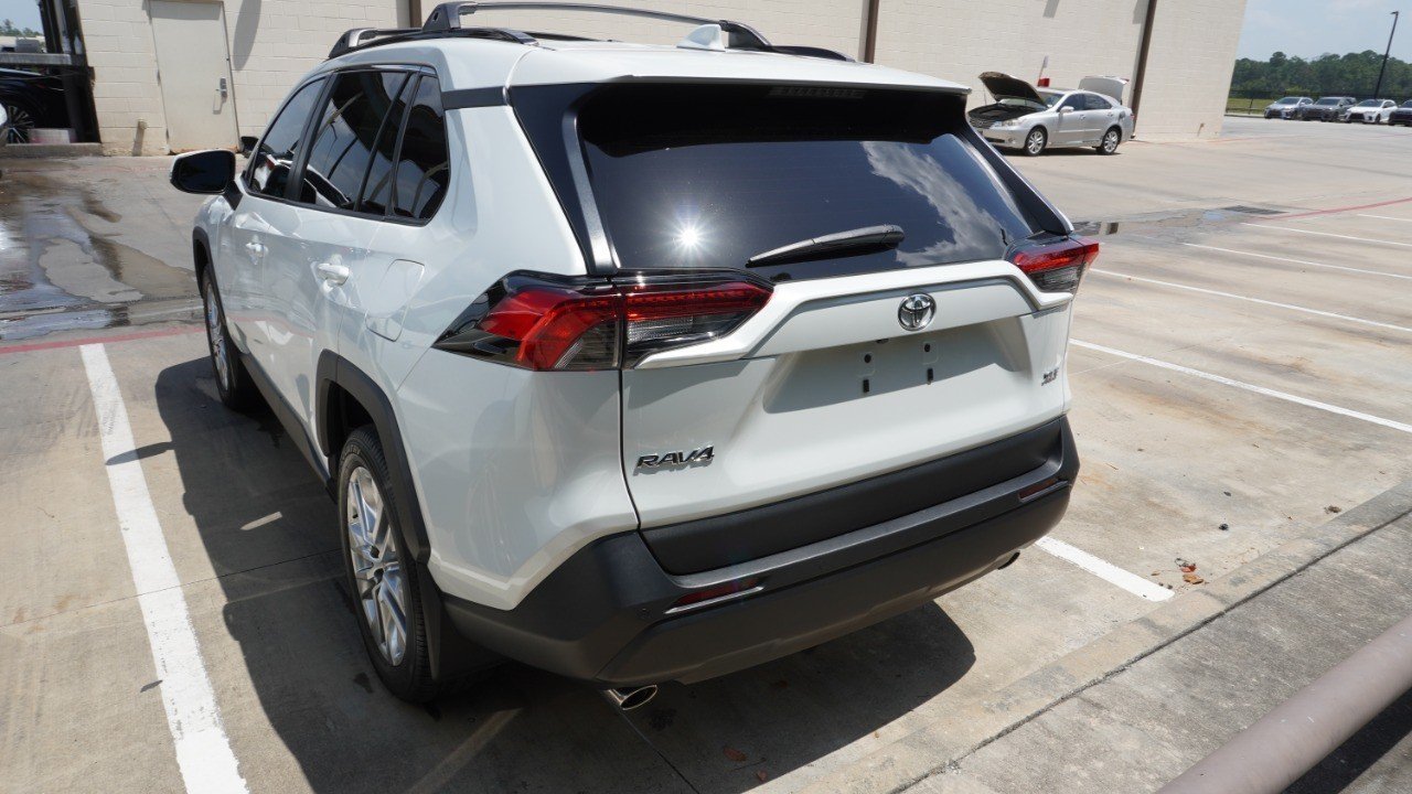 Used 2024 White Toyota XLE Premium image 6