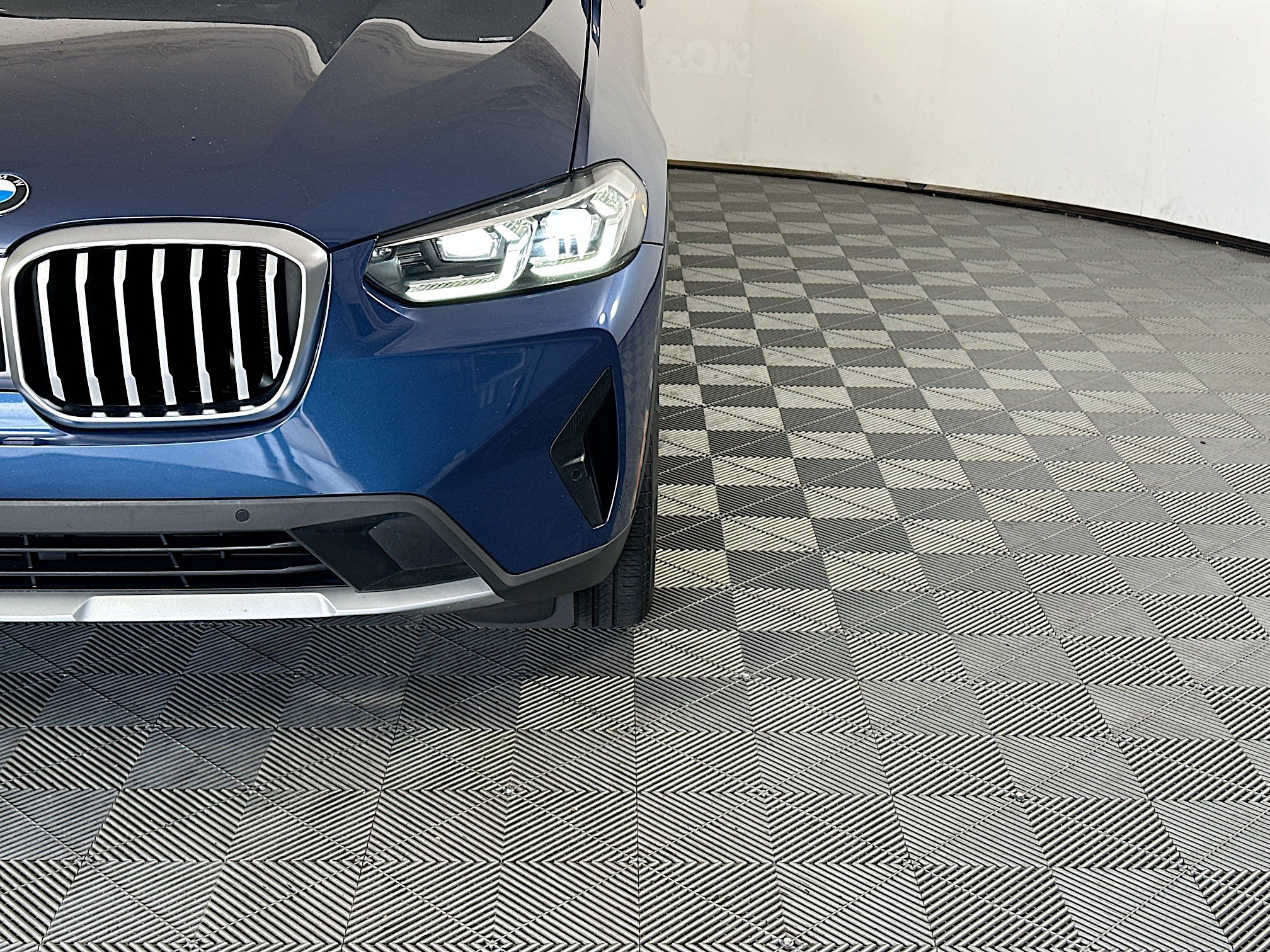 Used 2022 Phytonic Blue Metallic BMW xDrive30i image 9