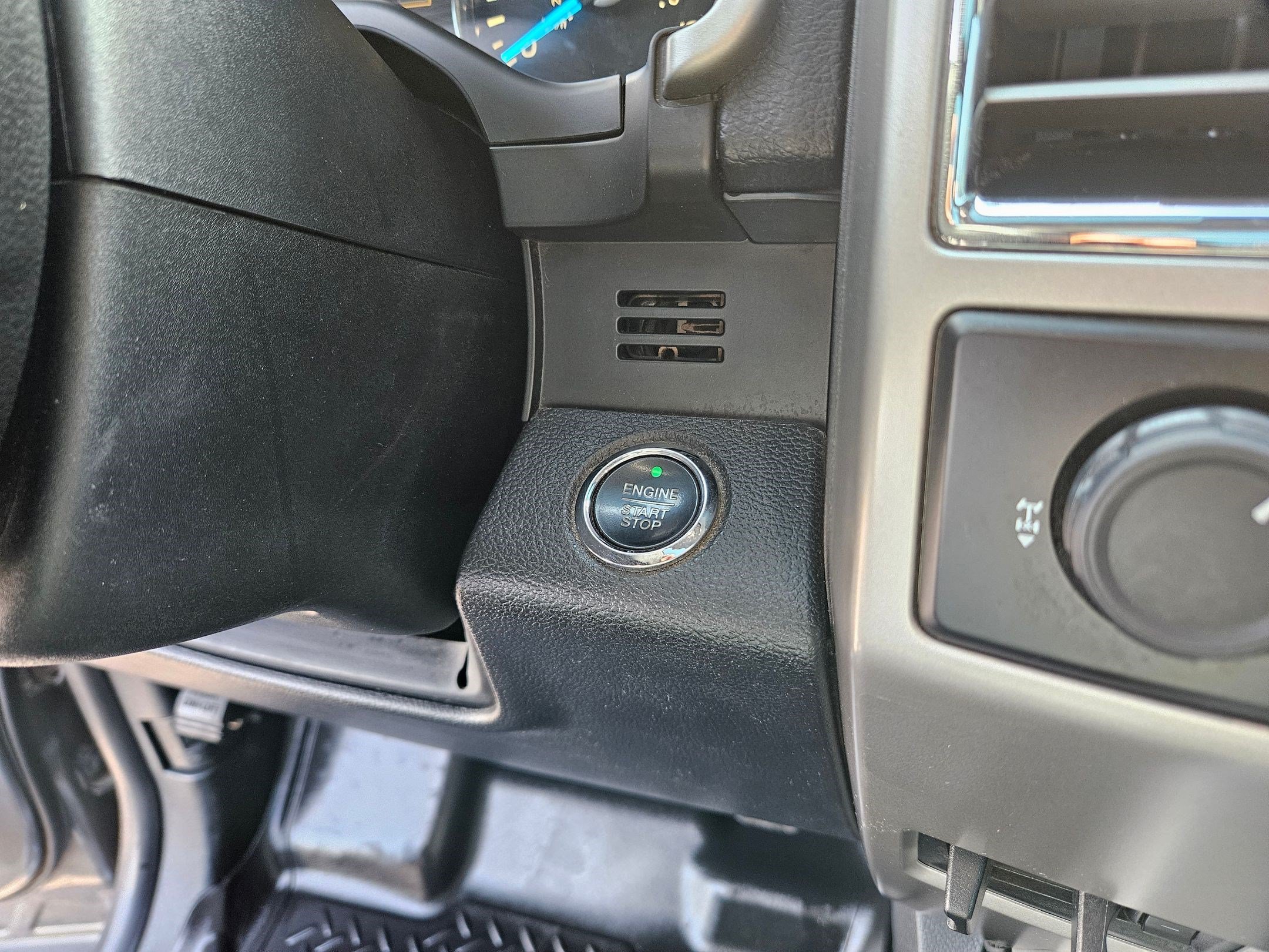 Used 2015 Magnetic Metallic Ford Lariat image 20
