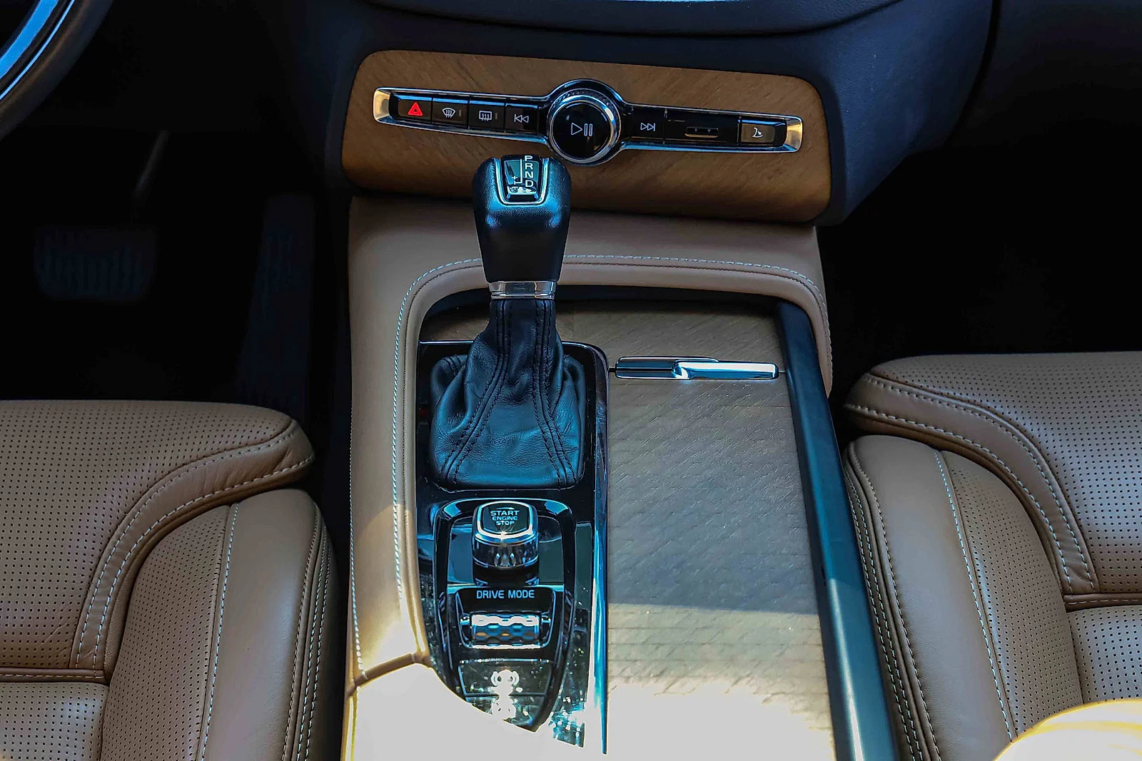 Used 2018  Volvo Inscription image 12