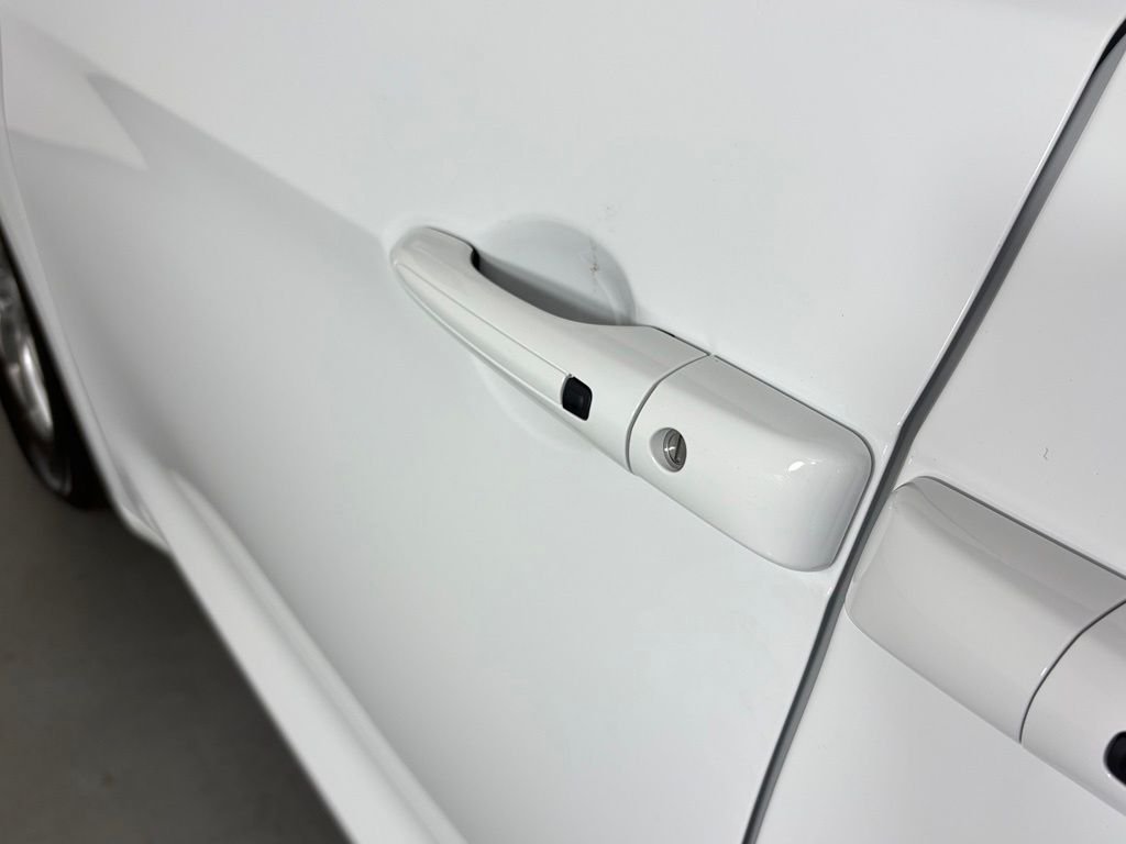 New 2027 Bright White Clear-Coat Paint Chrysler Select image 12