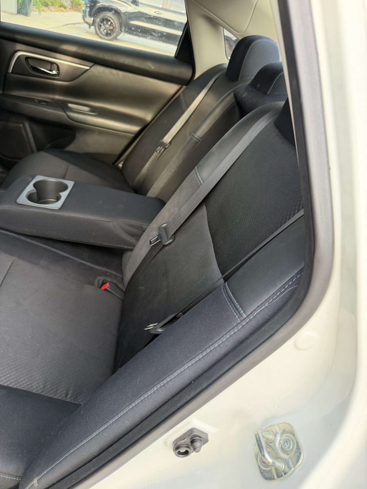 Used 2018 White Nissan 2.5 SR image 8
