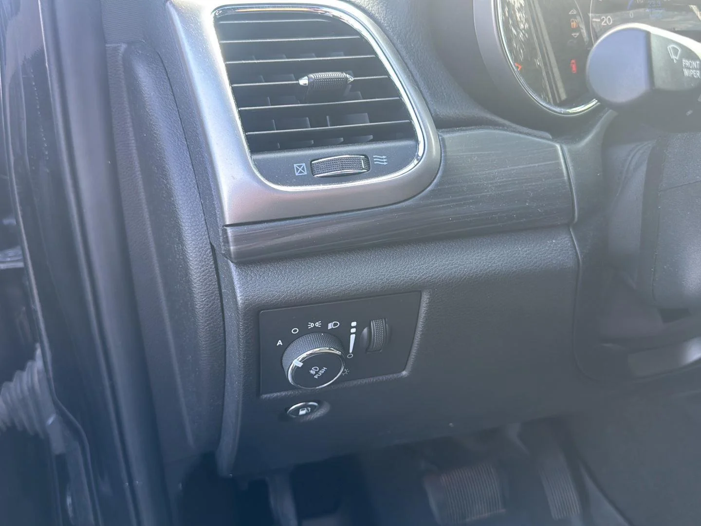 Used 2021 Diamond Black Crystal Pearlcoat Jeep Laredo E image 14