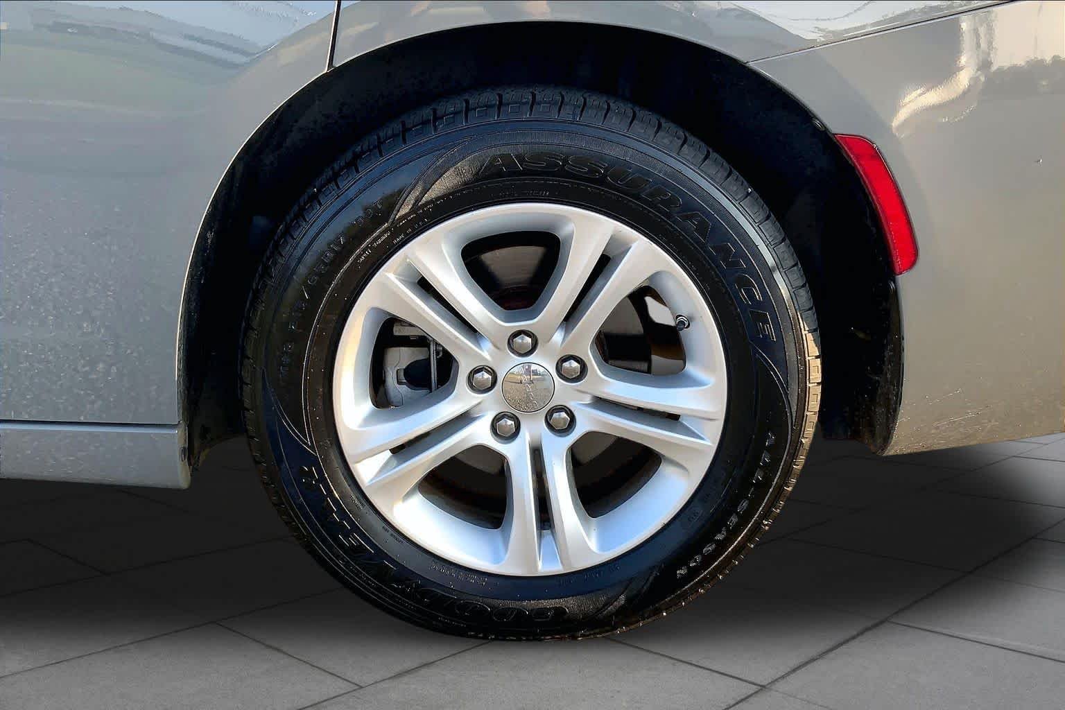 Used 2023 Destroyer Gray Clearcoat Dodge SXT image 11