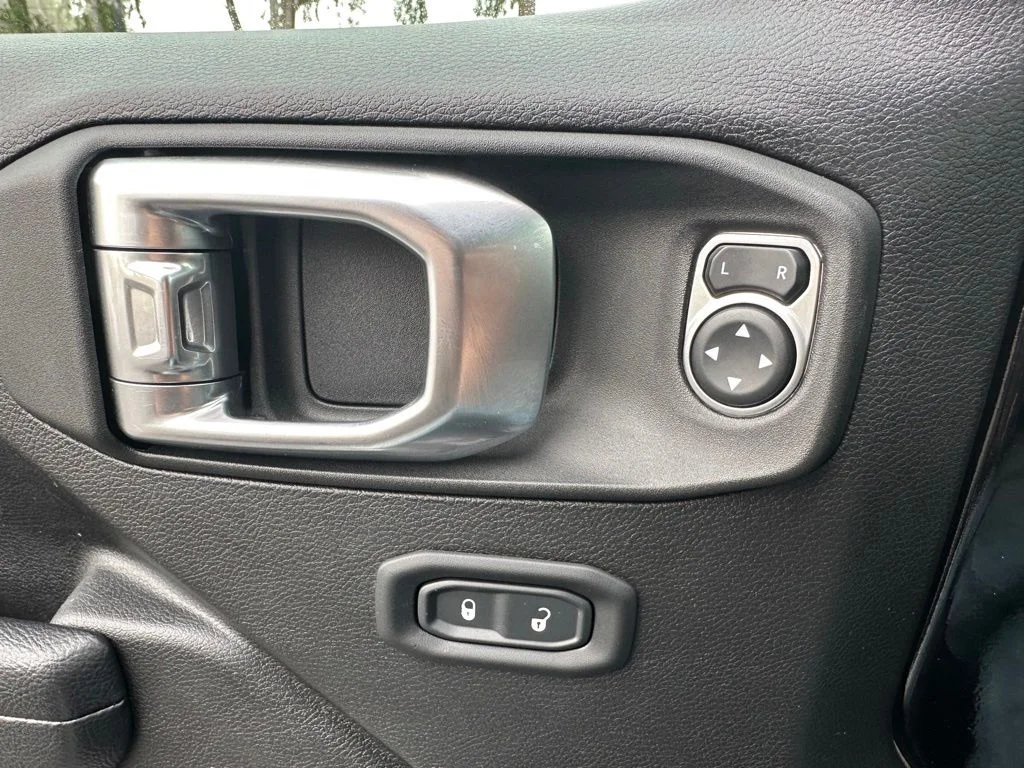 Used 2023 Black Jeep Sport S image 10
