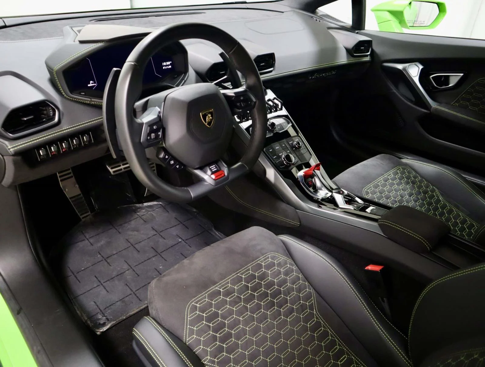 Used 2018 Verde Mantis Pearl Effect Lamborghini RWD Coupe image 17
