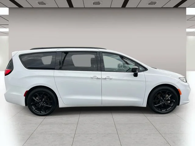 Used 2025 White Chrysler Limited image 2