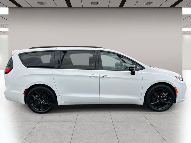 Used 2025 White Chrysler Limited image 2