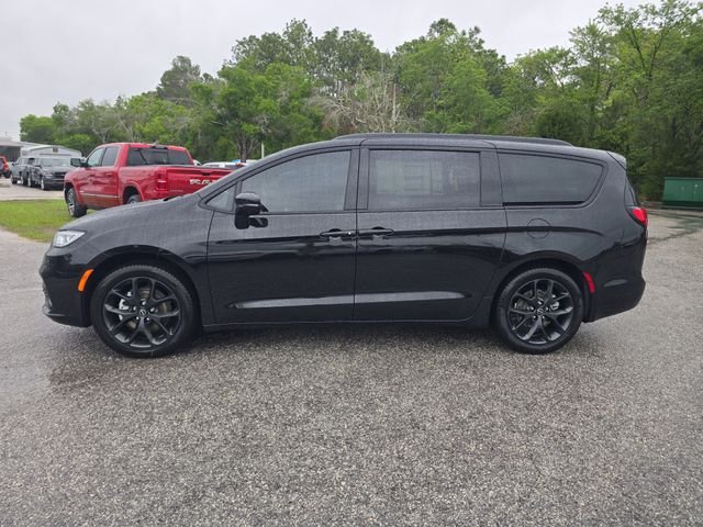 New 2026 Diamond Black Crystal Pearl-Coat Exterior Paint Chrysler Limited image 6