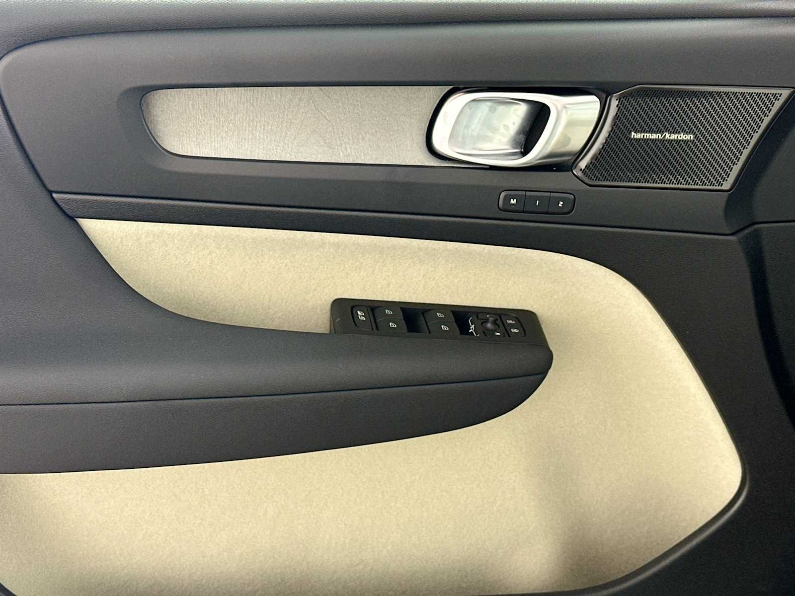 Certified Used 2025 Vapour Grey Volvo Ultra image 16