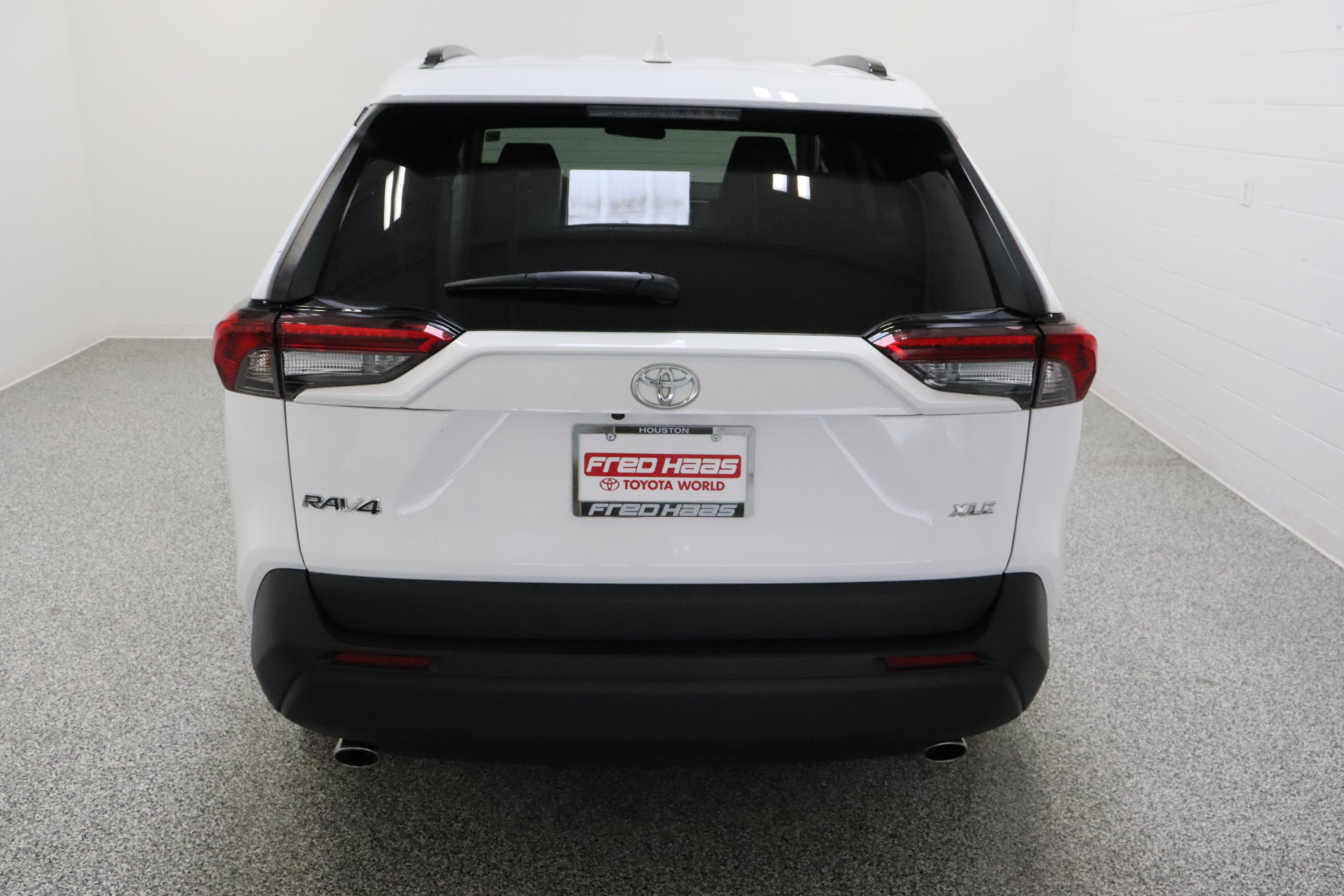 Used 2025 Ice Cap Toyota XLE 2.5L image 8