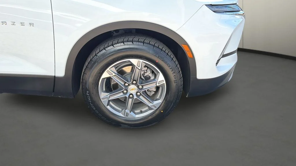 Used 2025 White Chevrolet LT image 31