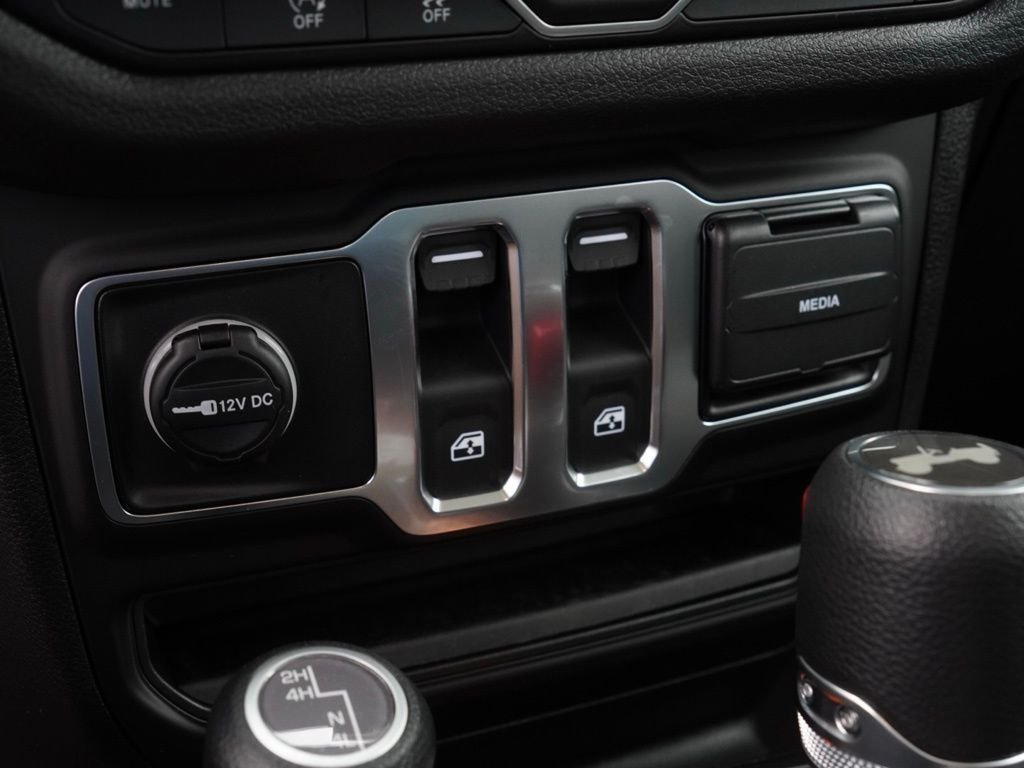 New 2026 Bright White Clear-Coat Exterior Paint Jeep Sport image 15