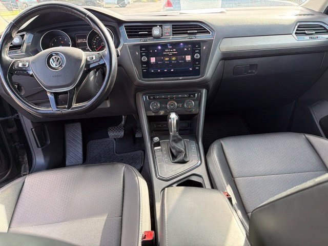 Used 2018 Pearl Metallic Volkswagen SE image 14