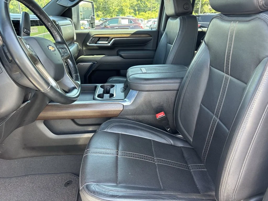 Used 2024 Summit White Chevrolet High Country image 17
