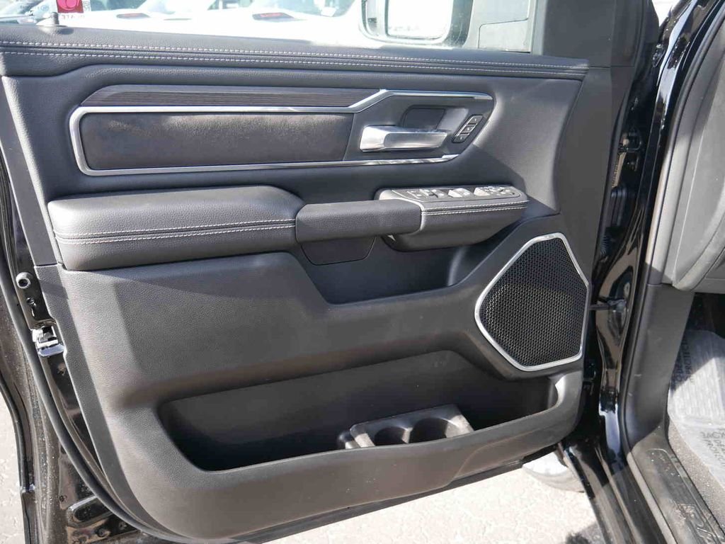 New 2026 Diamond Black Crystal Pearl-Coat Exterior Paint RAM LARAMIE image 28