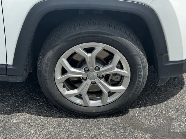 Certified Used 2024 White Jeep Latitude image 9