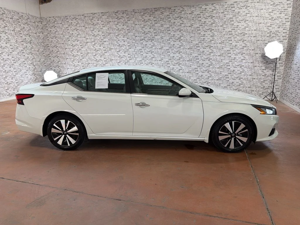 Used 2021 White Nissan 2.5 SV image 8