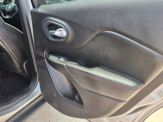 Used 2020 Silver Jeep Trailhawk image 20