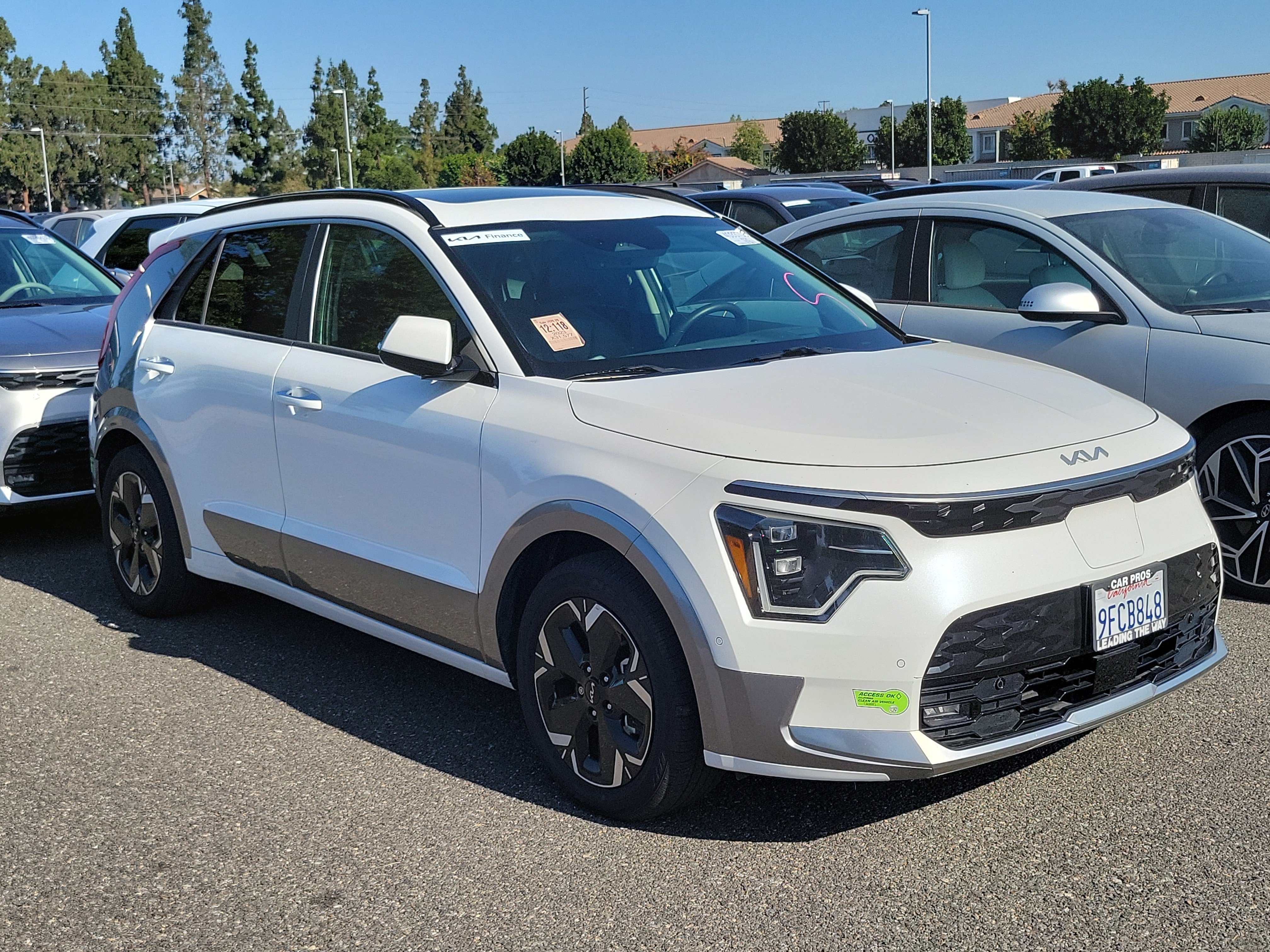 Used 2023 Snow White Pearl Kia Wave image 3