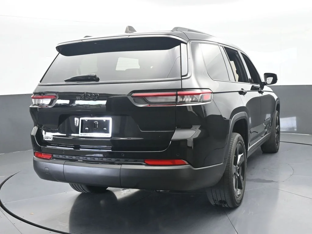 Used 2023 Diamond Black Crystal Pearlcoat Jeep Altitude image 4