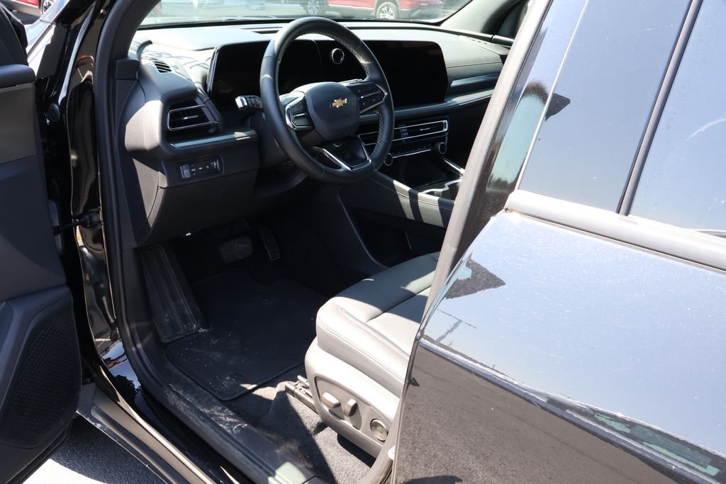 Used 2026 Mosaic Black Metallic Chevrolet LT image 8