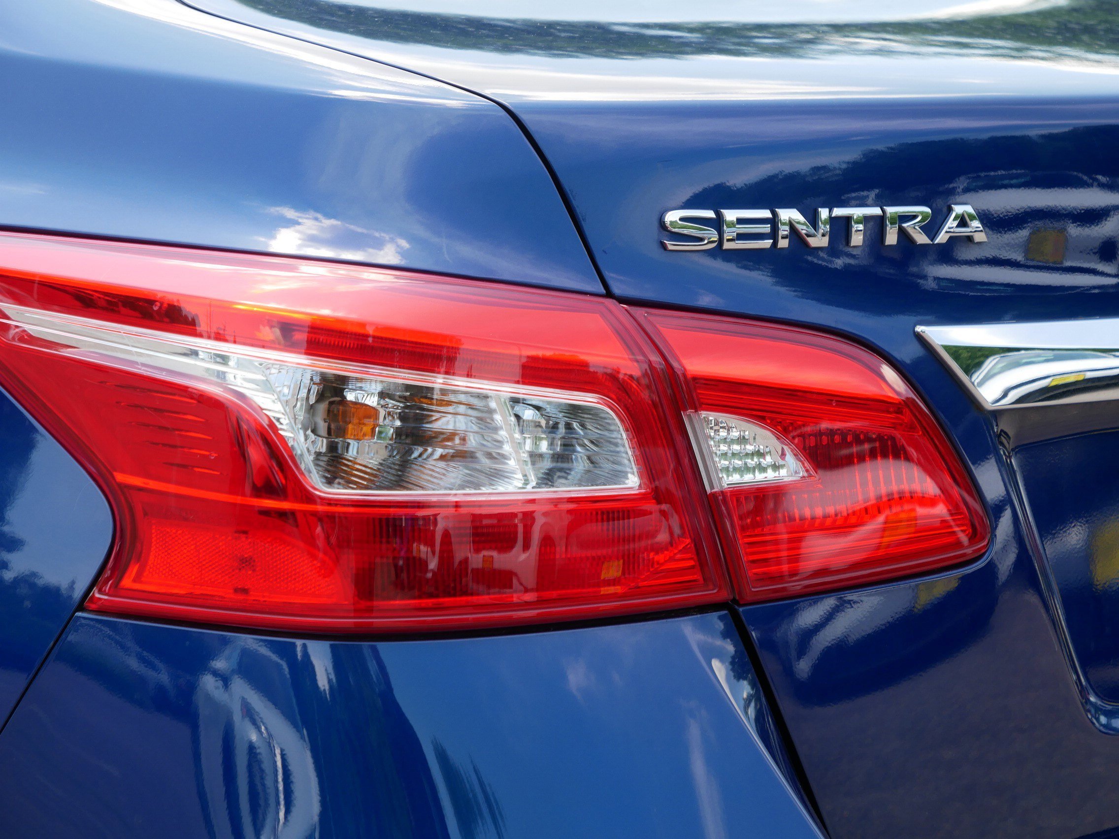 Used 2017 Deep Blue Pearl Nissan S image 17