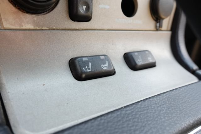 Used 2005 Gold Ford Base image 20