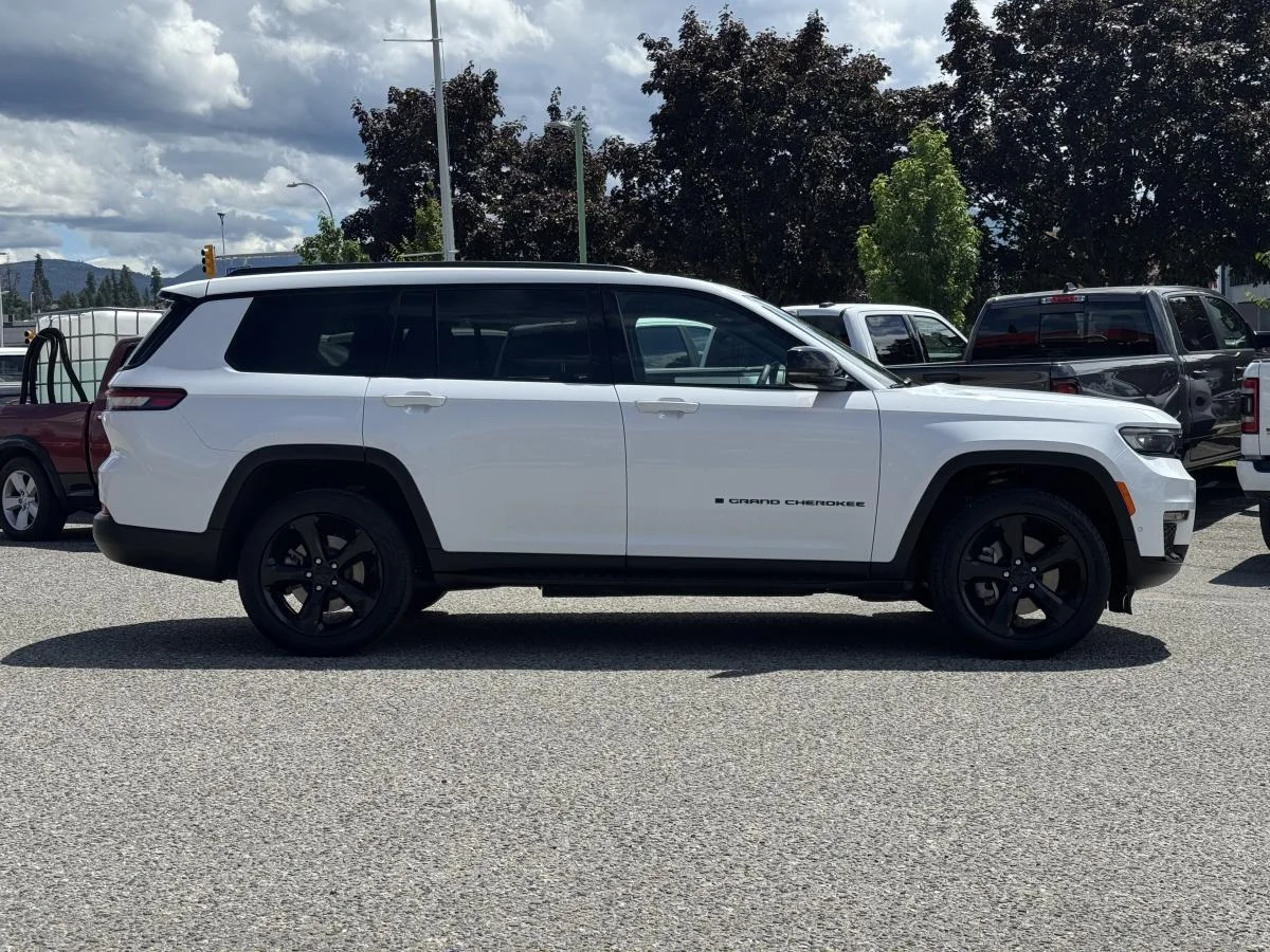 Used 2024 White Jeep Limited image 4
