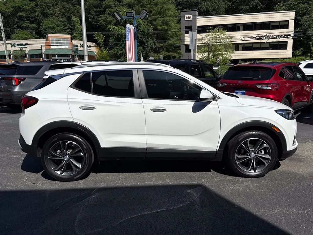 Used 2022 Summit White Buick Select image 3