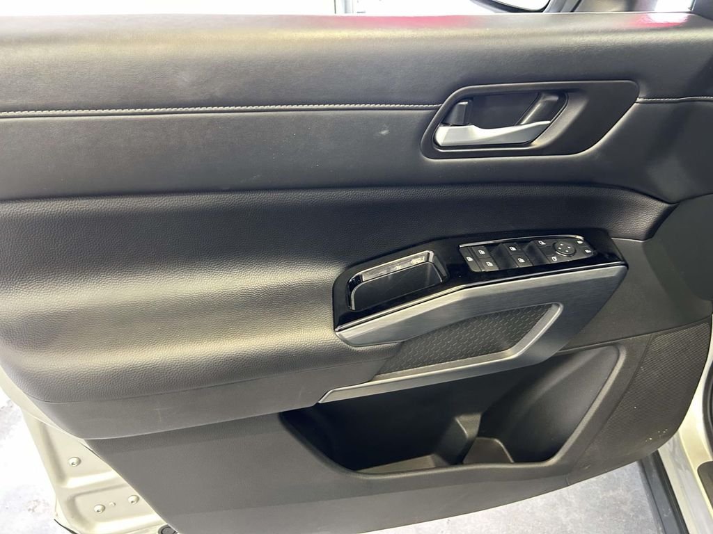 Used 2025 Silver Nissan SL image 13
