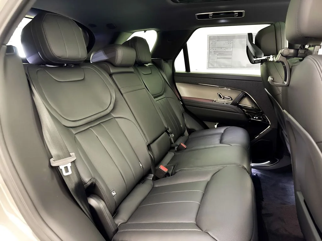 New 2026 Borasco Grey Land Rover SE image 29