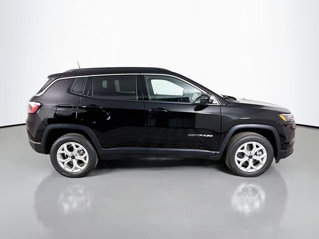 New 2026 Diamond Black Crystal Pearl-Coat Exterior Paint Jeep Latitude image 8