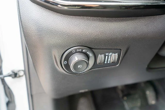 Used 2023 White Jeep Latitude image 21