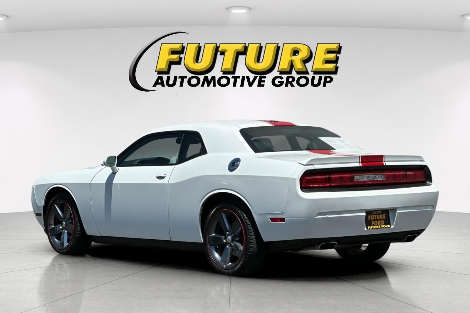 Used 2013 White Dodge SXT image 5