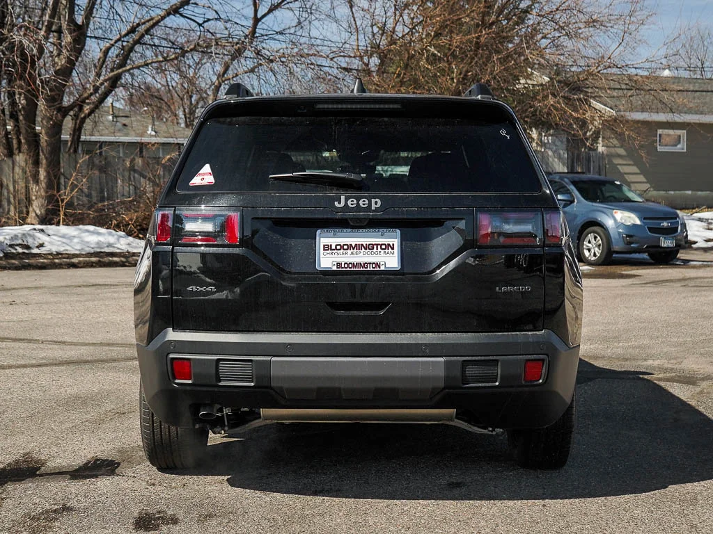New 2026 Diamond Black Crystal Pearlcoat Jeep Laredo image 4