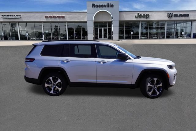 New 2026 Silver Zynith Exterior Paint Jeep Limited image 2